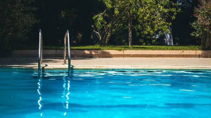 Piscina de obra en un jardín