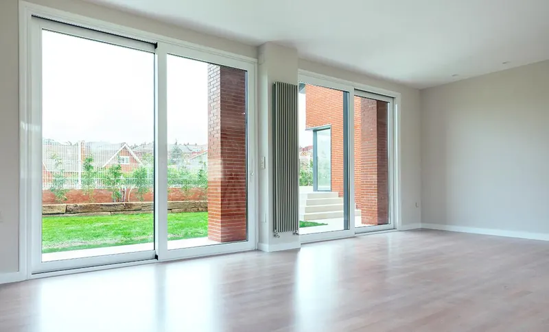 Estancia diáfana con ventanales de aluminio