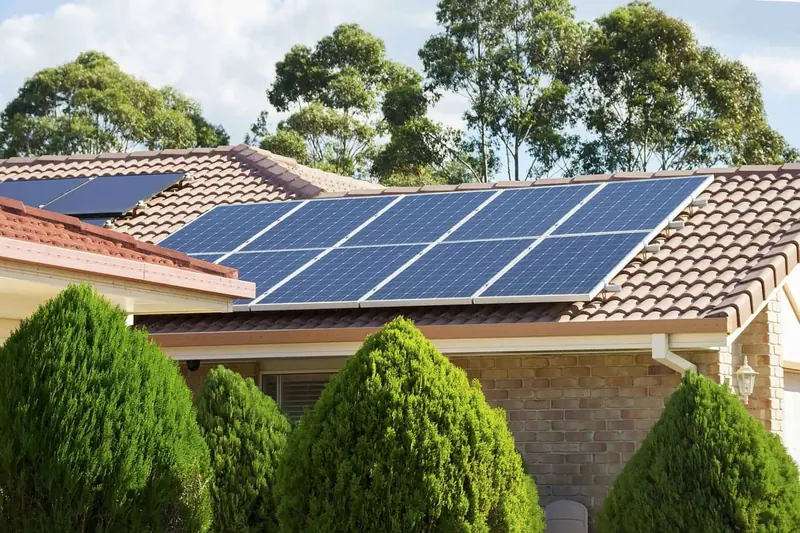 Placas solares sobre un tejado