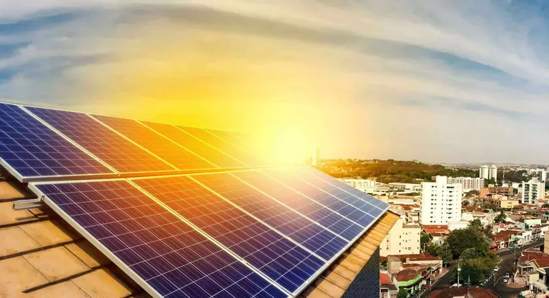 Placas solares sobre un tejado al atardecer